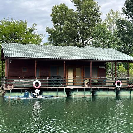 Готель Houseboat - Beacon Of Happiness Братислава Екстер'єр фото
