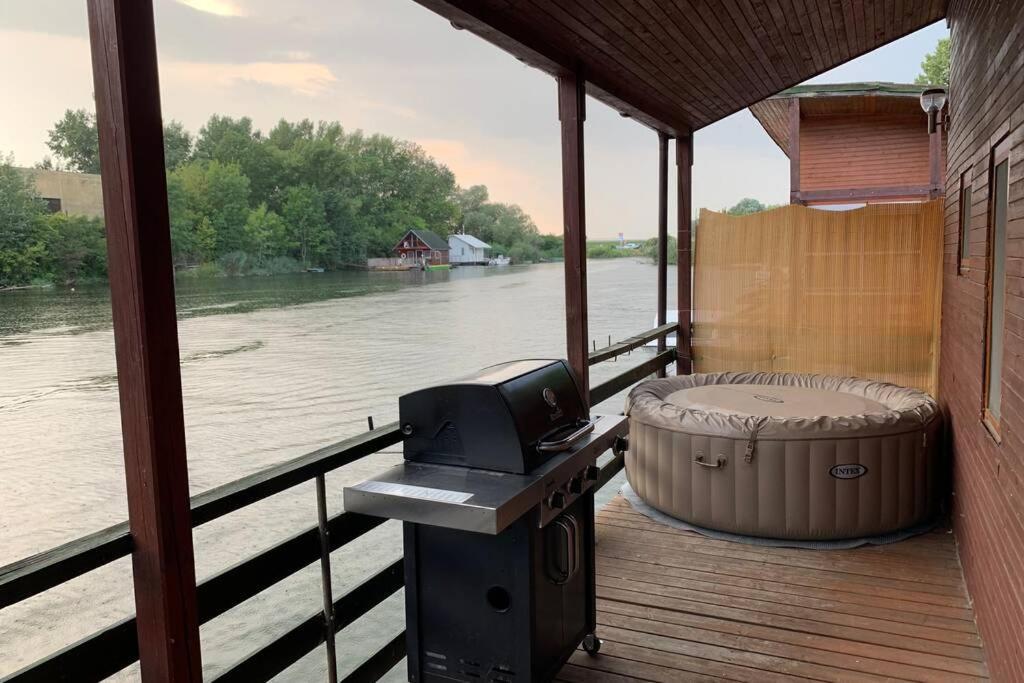 Готель Houseboat - Beacon Of Happiness Братислава Екстер'єр фото